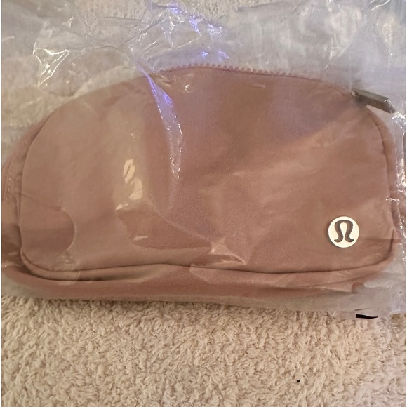 Lululemon Everywhere Belt Bag in Pink - Picture 4 of 8